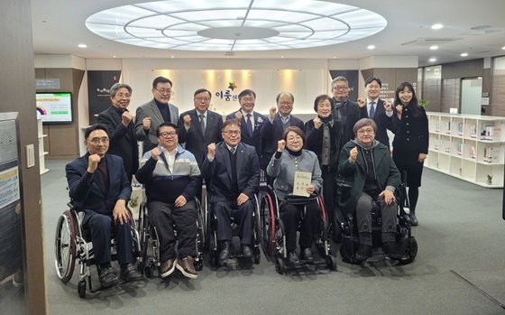 �ڿ��� ��������ó���� 26�� ���� 1�� 30�� �̷뼾�Ϳ��� '����Ρ����Ρ��ӻ�� ���� ������� �� ��������� ���� ���� ���� ��ǥȸ' �� ȯ��ȸ���� �ѱ�����δ�ü�ѿ��� �迵�� ������ǥ, �ѱ�����δ�ü�ѿ���ȸ �̿��� ���Ӵ�ǥ, ��������αǸ�����ȸ ��̿� ������, �ѱ���������ο��� ������ ���Ӵ�ǥ, �ѱ���ü�������ȸ Ȳ�翬 ȸ�� �� ����� ��ü����� ������. ©���̺�����