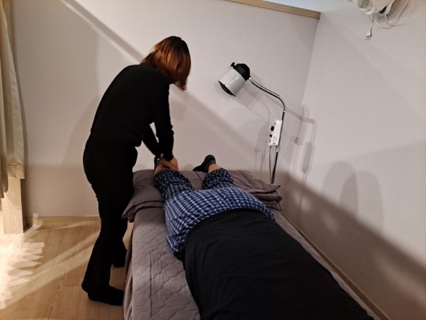 시각장애인의 안마 모습. ⓒ이복남