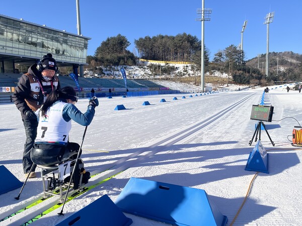 제23회 전국장애인동계체전 바이애슬론 경기에서 김윤지가 스타트 하고 있다@이현옥