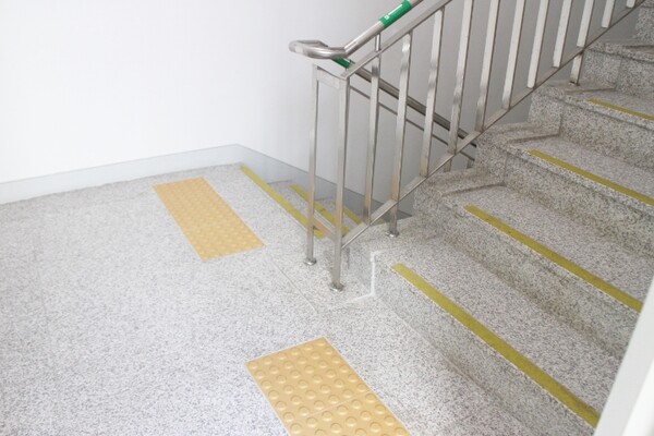 ‘대전예술가의 집’ 내부 계단에는 양쪽이 아닌 한쪽의 손잡이에 시각장애인이 손끝으로 만져 층수를 알 수 있는 점자표지판이 부착됐다. 계단 입구 바닥에 점자블록은 양호하게 설치됐다. ©박종태