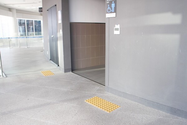 ‘대전예술가의 집’ 각층 남녀비장애인화장실 입구 벽면에는 시각장애인이 손끝으로 만져 성별을 알 수 있는 점자표지판, 앞바닥에 점자블록이 설치돼 있어 문제가 없다. ©박종태