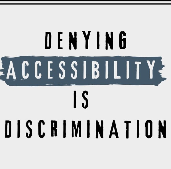 '접근성 부정은 차별이다'는 내용의 캠페인 문구(영어로 DENYING ACCESSIBILITY IS DISCRIMINATION 써있다)
