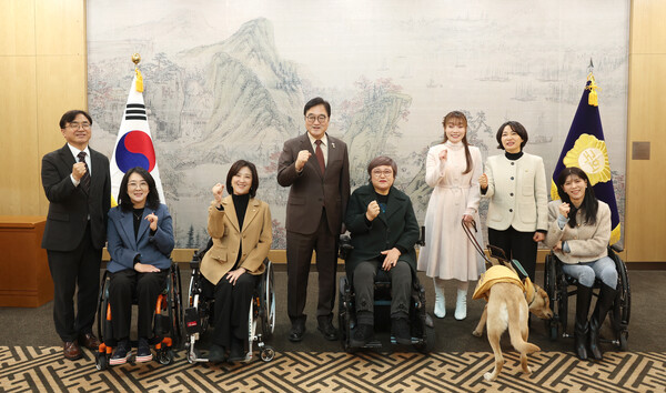 우원식 국회의장이 2월 3일 오전 국회접견실에서 한국인 최초로 유엔 장애인권리위원장으로 선출된 김미연 위원장과 제22대 국회 장애여성 의원단을 접견한 모습. ⓒ국회