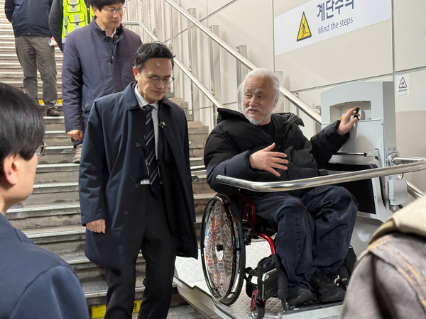 박경석 전국장애인차별철폐연대 대표가 박주민 보건복지위원장과 지난 5일 경의중앙선 한남역에서 진행된 ‘1역사 1동선’ 미설치 역사 현장방문에 참여하고 있다. 휠체어리프트를 직접 탑승하며 위험성을 설명하고 있다.ⓒ전국장애인차별철폐연대