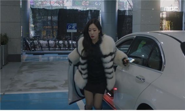 마서린이 장애인주차구역에 불법주차를 하고 내렸다. ⓒMBC
