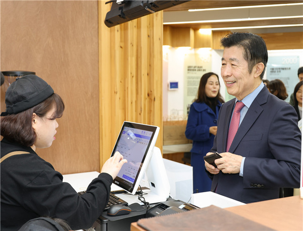 전성수 서초구청장(우측)이 ‘늘봄카페 서울시인재개발원점’ 개소식에서 커피를 주문하고 있다.ⓒ서초구청