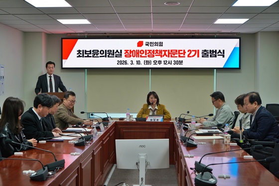 �������� �ֺ��� ��ȸ�ǿ��� 10�� ��ȸ�ǿ�ȸ������ ���������å�ڹ��� 2�⡯�� ����ߴ�. ©�ֺ��� �ǿ���