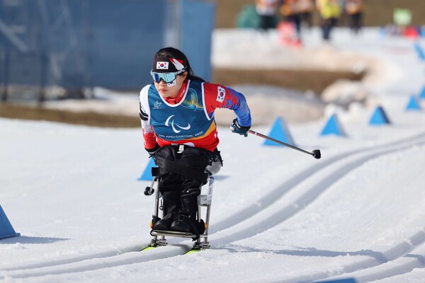 김윤지는 11일(현지시간) 이탈리아 테세로 크로스컨트리 스타디움에서 열린 2026 밀라노·코르티나담페초 동계 패럴림픽 크로스컨트리 스키 여자 10㎞ 인터벌 스타트에서 26분51초6의 기록으로 '전설' 옥사나 마스터스(미국)에 이어 두 번째로 결승선을 통과했다. ©대한장애인체육회