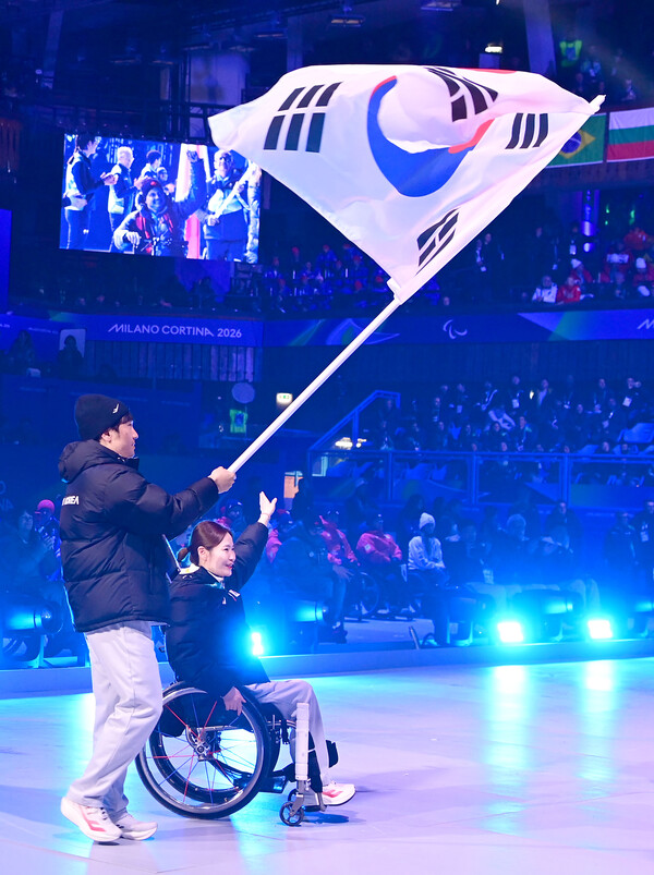 2026 �ж�롤�ڸ�Ƽ�������� �����з������� 10�ϰ��� �߰ſ��� ������ �ڷ��ϰ� ��ܿ��� ���� ���ȴ�. 15�� ����(�����ð�) ��Ż���� �ڸ�Ƽ�� �ø� �ø��� ��Ÿ��򿡼� ���� ��ȸ�Ŀ��� ���뺸���� �������� ��ü���ø� �ͽ������� �������� �±ر⸦ ��� �����ϰ� �ִ�. ©���������ü��ȸ