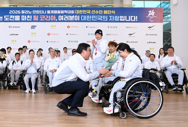 문화체육관광부 최휘영 장관이 2026 밀라노·코르티나 동계패럴림픽대회 메달리스트 선수들에게 꽃다발을 전달하고 있다. ©대한장애인체육회