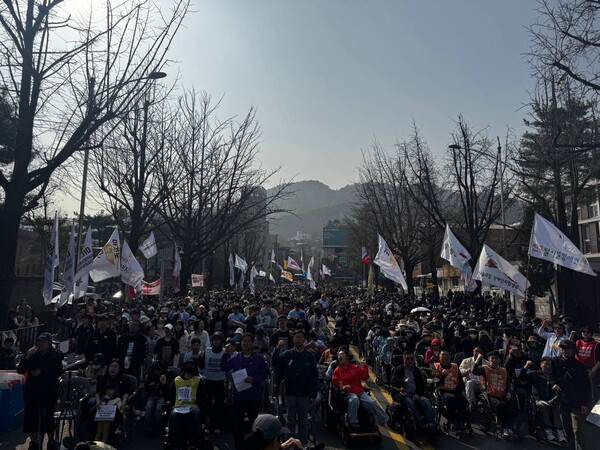 전국장애인차별철폐연대(전장연)가 4월 20일 장애인의 날을 앞두고, 청와대 앞에서 326 전국장애인대회 및 420장애인차별철폐공동투쟁단 출범식을 갖고, 이재명 대통령을 향해 "우리를 가두지 마십시오!"라며 탈시설 권리를 외쳤다. ⓒ전국장애인차별철폐연대
