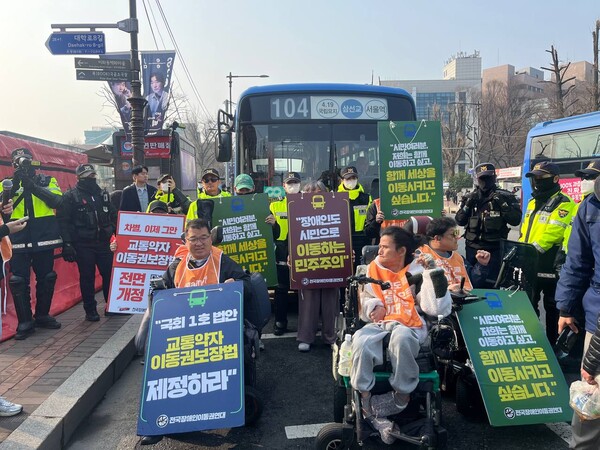 26일 오전 교통약자이동권보장법 제정 촉구 차별버스 OUT ‘차별은 이제그만‘ 직접행동 모습.ⓒ전국장애인차별철폐연대