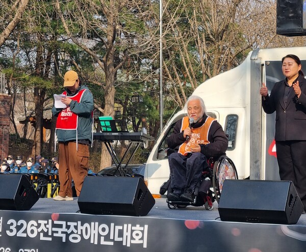 전국장애인차별철폐연대(전장연)가 4월 20일 장애인의 날을 앞두고, 청와대 앞에서 326 전국장애인대회 및 420장애인차별철폐공동투쟁단 출범식을 갖고, 이재명 대통령을 향해 "우리를 가두지 마십시오!"라며 탈시설 권리를 외쳤다. ⓒ전국장애인차별철폐연대