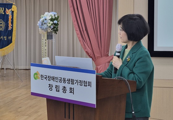 27일 오후 2시 서울 여의도 이룸센터에서 개최된 한국장애인공동생활가정협회 창립총회 및 기념세미나에서 발제하는 이화여자대학교 박승희 명예교수. ©에이블뉴스