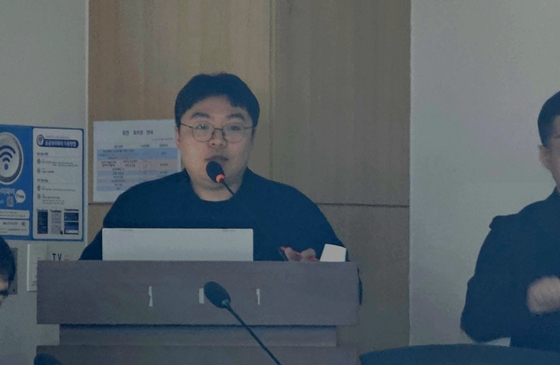 30일 오후 2시 서울 여의도 국회의원회관에서 개최된 ‘서울시 저상버스 예외노선 실사 결과 보고 토론회’에서 발제하는 전국장애인이동권연대 서울지부 이학인 활동가. ⓒ전국장애인차별철폐연대