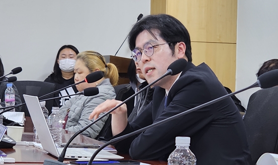 30일 오후 2시 서울 여의도 국회의원회관에서 개최된 ‘서울시 저상버스 예외노선 실사 결과 보고 토론회’에서 토론하는 한국도시정책연구소 장재민 소장. ⓒ전국장애인차별철폐연대