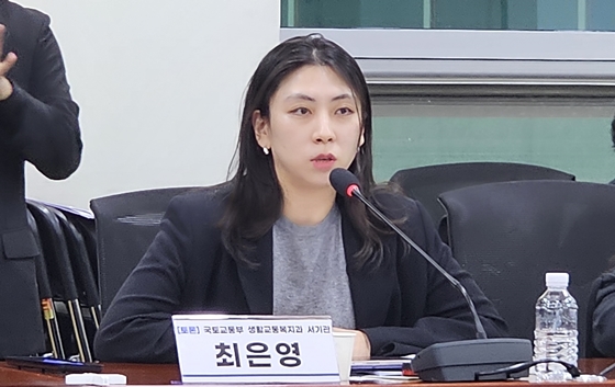 30일 오후 2시 서울 여의도 국회의원회관에서 개최된 ‘서울시 저상버스 예외노선 실사 결과 보고 토론회’에서 토론하는 국토교통부 생활교통복지과 최은영 서기관. ⓒ전국장애인차별철폐연대
