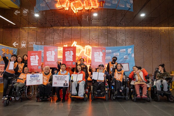 2026서울장애인차별철폐선거연대(이하 선거연대)가 2일 오전 광화문역 해치마당 색동원 인권참사 해결·탈시설 권리보장 농성장에서 이상규 진보당 서울시장 후보와 장애인 권리정책 협약을 체결했다.ⓒ2026서울장애인차별철폐선거연대