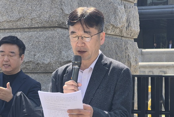 13일 오후 2시 헌법재판소 앞에서 개최된 ‘시각장애인 웹접근성 공익소송 재판소원 청구 기자회견’에서 발언하는 법무법인(유) 디엘지 염형국 변호사. ©에이블뉴스