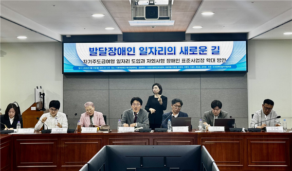 ��������κθ𿬴�(���� �θ𿬴�)�� ���� 13�� ��ȸ�ǿ�ȸ�� ��9����ȸ�ǽǿ��� '�ߴ������ ���ڸ��� ���ο� ��' ��å ���ȸ�� �����ߴ�.����������κθ𿬴�