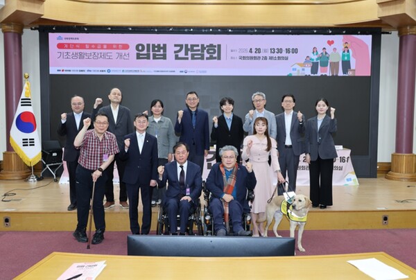 ��ȸ ���Ǻ�������ȸ �Ҽ� �迹�� �ǿ�(��������)�� 20�� ��ȸ�ǿ�ȸ�� �� 1��ȸ�ǽǿ��� ���Ҿ���ִ� ������ �ǿ�, ��ȸ�Թ�����ó, �ѱ�����δ�ü�ѿ���, �ѱ�������ڸ���Ȱ�����ѿ���ȸ, ���ʻ�Ȱ������ٷμ��������ൿ�� �Բ� '��ܽ� Ż������ ���� ���ʻ�Ȱ�������� ���� �Թ� ����ȸ'�� �����ߴ�.�ϱ迹���ǿ���