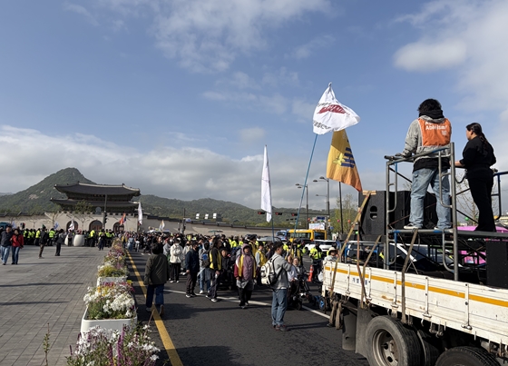 ‘420 장애인차별철폐투쟁의 날’ 1박 2일 결의대회 이후 420장애인차별철폐공동투쟁단이 행진하고 있다. ⓒ전국장애인차별철폐연대