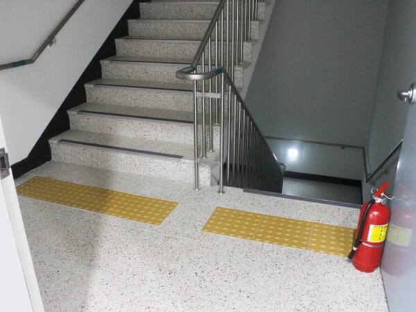 계단 입구 바닥에 점자블록이 설치된 모습. ©박종태