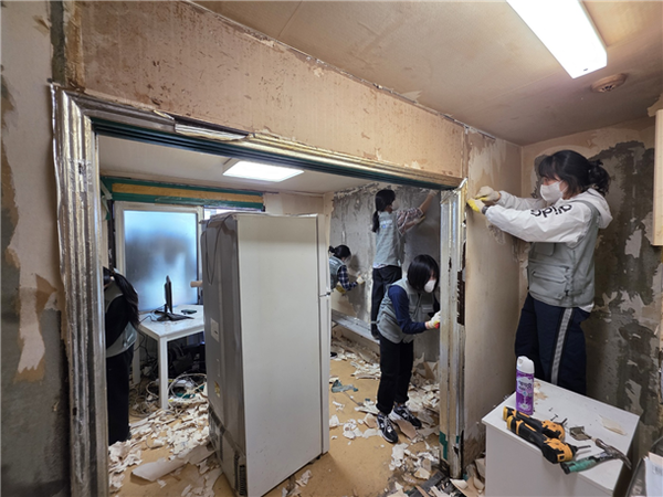 해냄복지회 강남주거복지센터가 가톨릭대학교 성모병원과 협력해 오는 10월까지 저장강박 및 열악한 환경에 놓인 주거약자를 위한 ‘주거환경개선 사업’을 실시한다. 집수리 모습.ⓒ해냄복지회