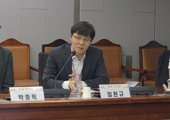 21일 오후 2시 서울 여의도 국회의원회관에서 열린 ‘제1차 장애인 건강보건관리 종합계획 이행과 보완 과제 세미나’에서 기조 발표를 하는 보건복지부 장애인건강과 임현규 과장. ©에이블뉴스