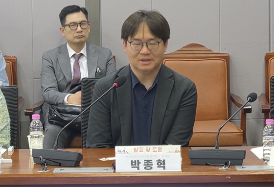 21일 오후 2시 서울 여의도 국회의원회관에서 열린 ‘제1차 장애인 건강보건관리 종합계획 이행과 보완 과제 세미나’에서 발표하는 한국장애인보건의료협의회 박종혁 이사장. ©에이블뉴스