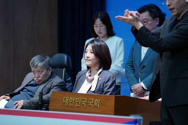 회 보건복지위원회 소속 최보윤 의원(국민의힘)이 22일 국회 소통관에서 기자회견을 열고, 유엔장애인권리협약 제정 20주년을 맞아 ‘유엔 장애인권리협약(UN CRPD) 국내법 조화를 위한 세트법’과 ‘장애평등정책법’의 조속한 통과를 촉구했다. 최보윤 의원 발언 모습.ⓒ최보윤의원실