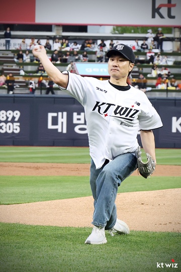 지난 21일 수원 KT위즈파크에서 열린 프로야구 KT 위즈와 KIA 타이거즈 홈경기에서 이제혁 선수가 시구를 하고 있다. ©KT 위즈