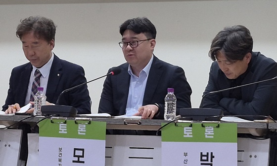 28일 오후 2시 서울 여의도 국회의원회관에서 열린 ‘학대피해 장애아동 보호체계의 개선 방향과 과제’ 포럼에서 토론하는 보건복지부 아동학대대응과 모두순 과장. ©에이블뉴스