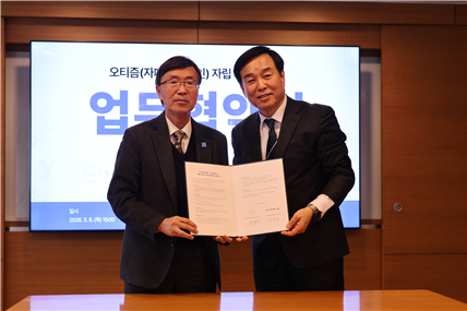 한국자폐인사랑협회 김용직 회장과 와이앤파트너스 박기원 대표가 업무협약을 진행하고 있다.ⓒ한국자폐인사랑협회