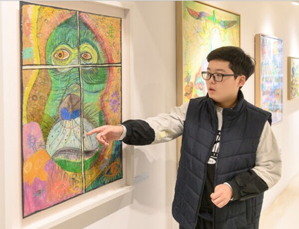 양예준 작가가 2024년 개인전(오목한 미술관)에서 그림을 설명하는 장면. ©장윤경