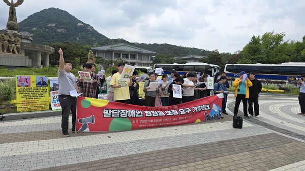 한국피플퍼스트, 피플퍼스트서울센터, 장애인차별금지추진연대가 11일 청와대 분수대 앞에서 기자회견을 갖고, 유권자의 날(5월 10일)을 맞아 발달장애인 참정권 보장을 다시금 외쳤다.ⓒ장애인차별금지추진연대