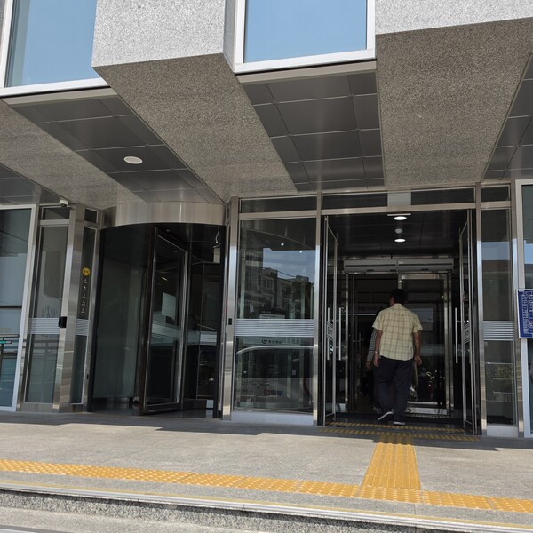 울산의 한 종합병원이 리모델링을 하면서 회전문을 설치했다. ©권명길
