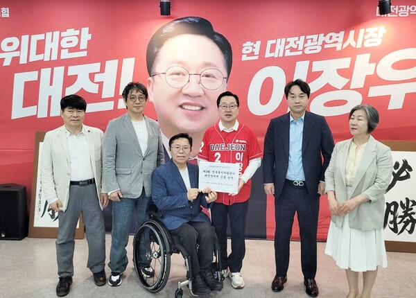 이장우 국민의힘 대전광역시장 후보와 2026대전지방선거장애인연대 공동대표단이 장애인 정책공약 전달 후 기념 촬영을 하고 있다. ©2026대전지방선거장애인연대