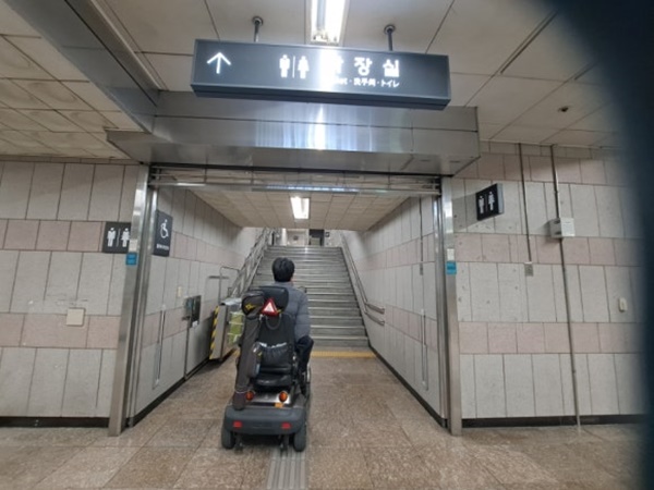 부산지하철 2호선 가야역 계단 위에 설치된 화장실. ⓒ이복남