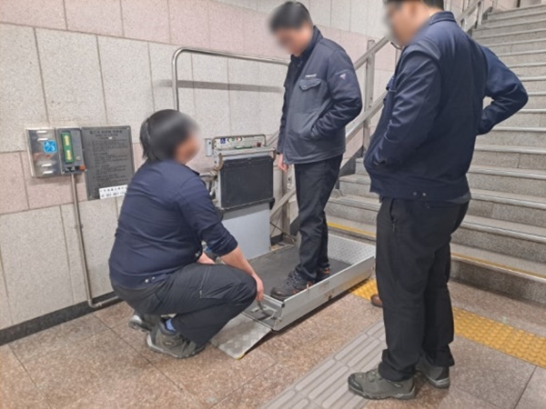 부산지하철 2호선 가야역 고장 난 화장실 리프트. ⓒ이복남