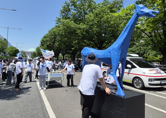 22일 오전 10시 서울 여의도 일대에서 열린 ‘2026년 매드프라이드 페스티벌’에서 행진하는 참여자들. ©에이블뉴스