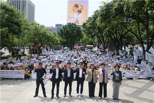 대한의료기사단체총연합회(이하 의기총)는 지난 25일 서울 종로구 광화문 동화면세점 앞에서  ‘의료기사 등에 관한 법률(의기법) 일부개정법률안’의 국회 법안심사소위원회 상정과 통과를 촉구하는 대규모 집회를 개최했다.ⓒ대한물리치료사협회
