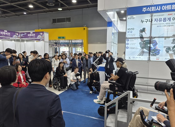 계단을 오르내리는 시연을 보이고 있는 전동휠체어 ‘XSTO M4’. ©에이블뉴스