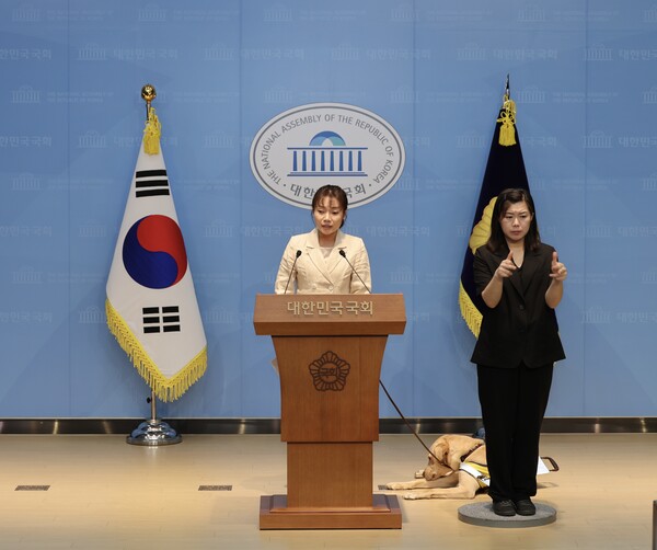 국민의힘 김예지 의원이 14일 국회 소통관에서 기자회견을 열고, 세종시 장애인거주시설에서 발생한 중증 장애인 학대 사건에 대한 신속한 재수사를 통한 피의자 입건과 행정처분 전면 재검토를 촉구했다.ⓒ김예지의원실