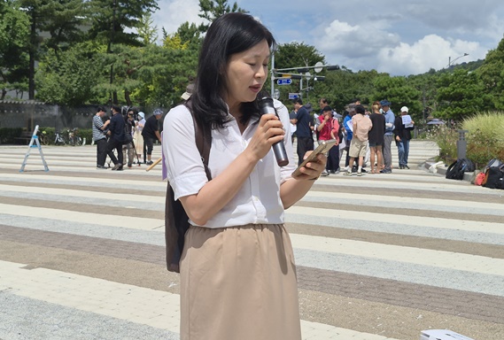 14일 오전 11시 30분 청와대 앞에서 개최된 기자회견에서 발언하는 한국뚜렛병협회 박미란 회장.©에이블뉴스