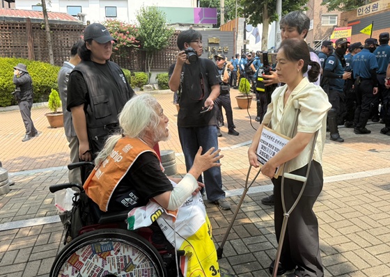 전국장애인차별철폐연대 박경석 상임공동대표가 장애인차별 예산 해결과 보건복지부 정은경 장관 면담 요청이 담기 요구안을 보건복지부 이춘희 장애인권익지원과장에게 전달하고 있다.©전국장애인차별철폐연대