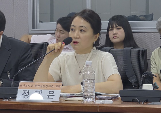 20일 오후 1시 30분 서울 여의도 국회의원회관에서 개최된 ‘보건복지부 지역사회 통합돌봄 제도 개선 토론회’에서 토론하는 보건복지부 통합돌봄정책과 정혜은 과장. ©에이블뉴스