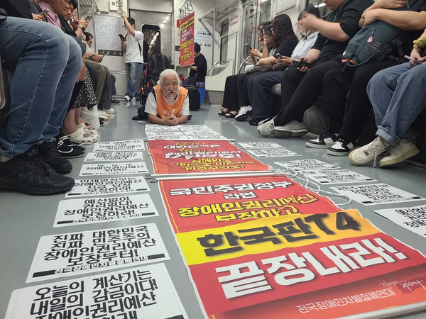 '장애인권리예산 보장'을 외치며 아침 출근길 지하철에서 포체투지를 진행하는 모습.ⓒ전국장애인차별철폐연대
