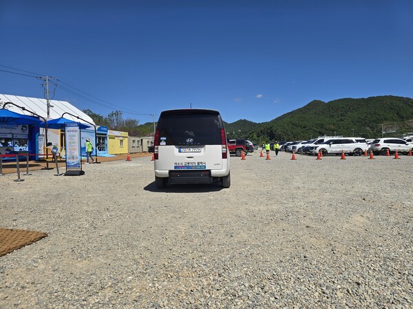 '파쇄석과 야자매트로 조성된 주차장, 교통약자 이동은 괜찮을까?' ©하석미