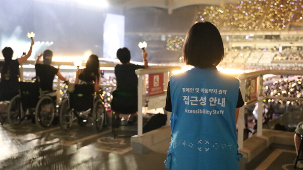빅뱅의 ‘BIGBANG&nbsp;2026-2027&nbsp;WORLD&nbsp;TOUR&nbsp;＜XX:&nbsp;COSMOS＞&nbsp;IN&nbsp;GOYANG’&nbsp;공연 현장에서 따뜻한동행 ‘유니버설 스테이지’ 접근성 지원 스태프가 장애인 및 이동약자 관객의 이동과 공연 관람을 돕고 있다.&nbsp;ⓒ따뜻한동행